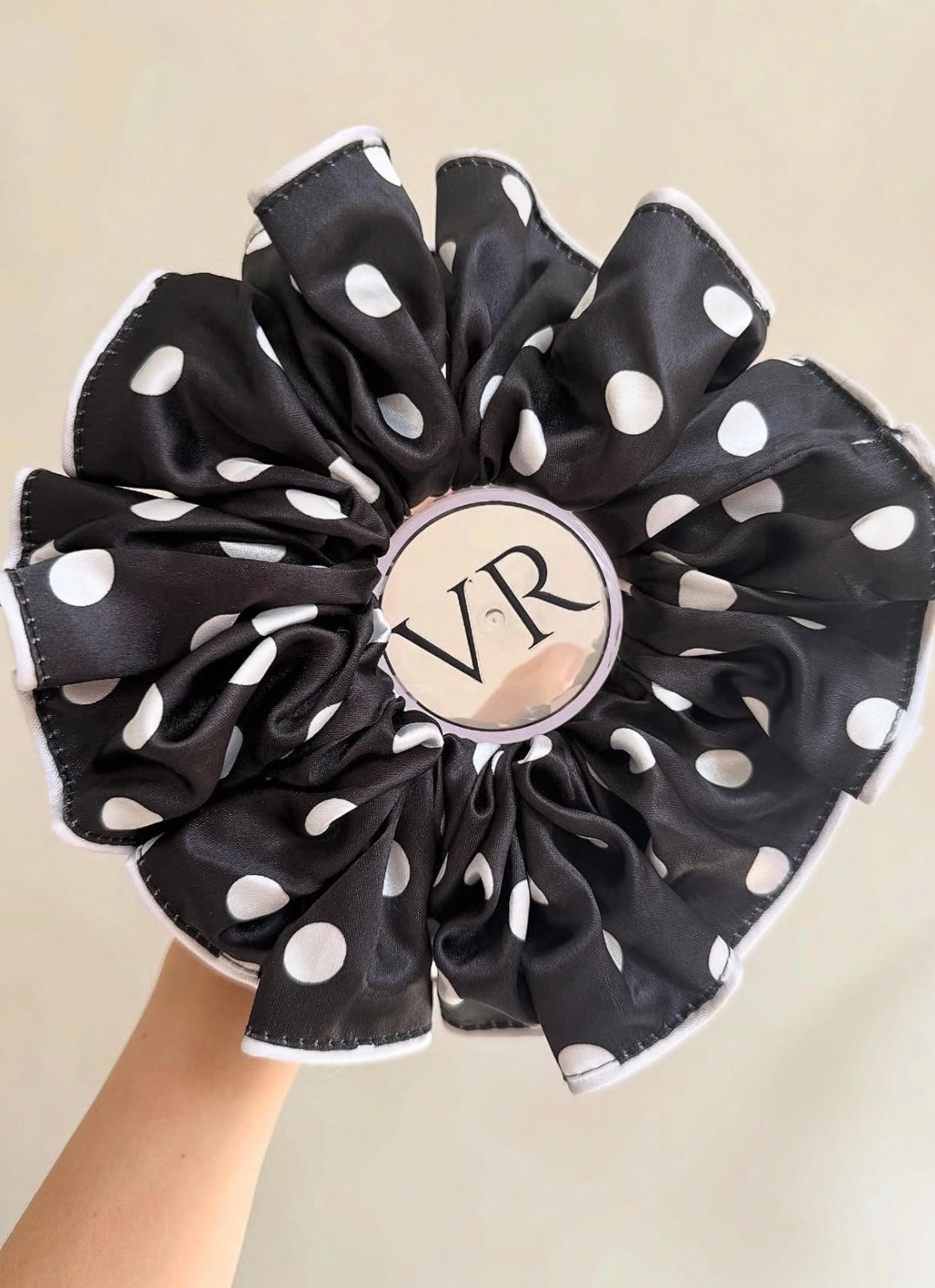 Black polkadot XXL VR SCRUNCHIE